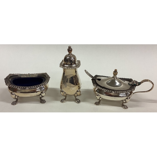 777 - A good plain three-piece silver cruet set. Birmingham. Approx. 130 grams. Est. £40 - £60.