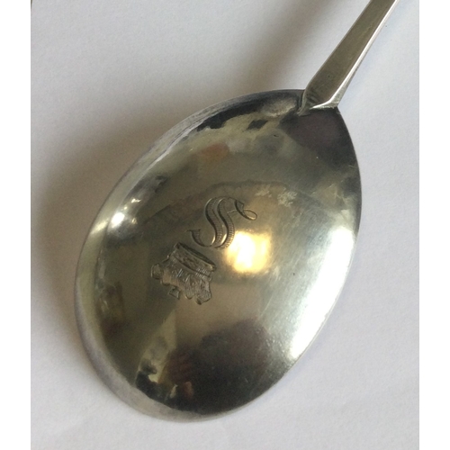 703 - A good early silver and silver gilt seal top spoon. Punched to bowl. Salisbury. Approx. 52 grams. Es... 