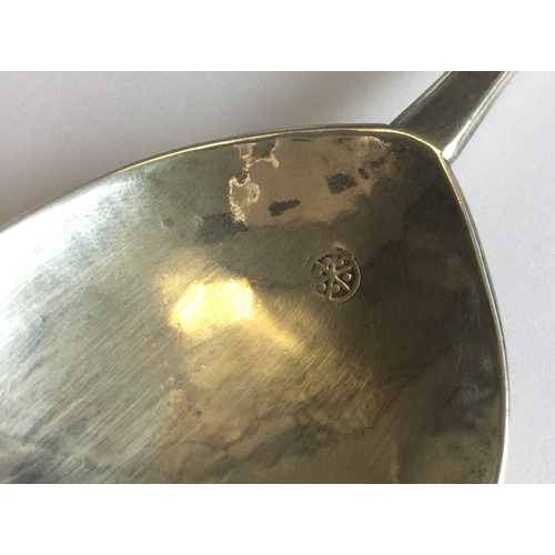 703 - A good early silver and silver gilt seal top spoon. Punched to bowl. Salisbury. Approx. 52 grams. Es... 