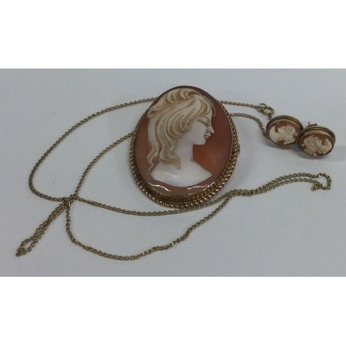 802 - A small gold cameo together with matching earrings etc. Approx. 14 grams. Est. £40 - £60.