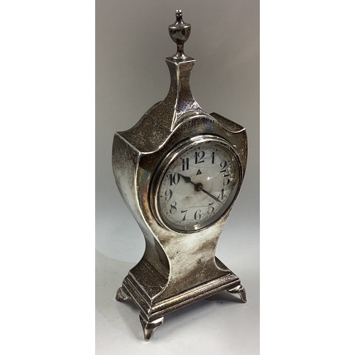 11 - A large silver clock on feet. Birmingham 1921. By ES Barnsley & Co. Approx. 499 grams of gross weigh... 