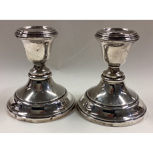 122 - A pair of silver candlesticks. Birmingham. Approx. 381 grams of gross weight. Est. £60 - £80.