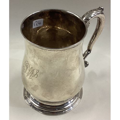 124 - An 18th Century George III silver pint mug. London 1753. Approx. 193 grams. Est. £250 - £300.