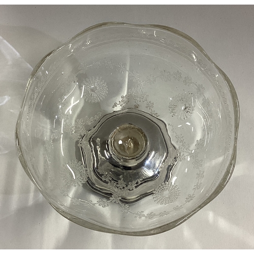 131 - A silver and glass ice cream dish. Birmingham 1911. Approx. 95 grams. Est. £30 - £40.