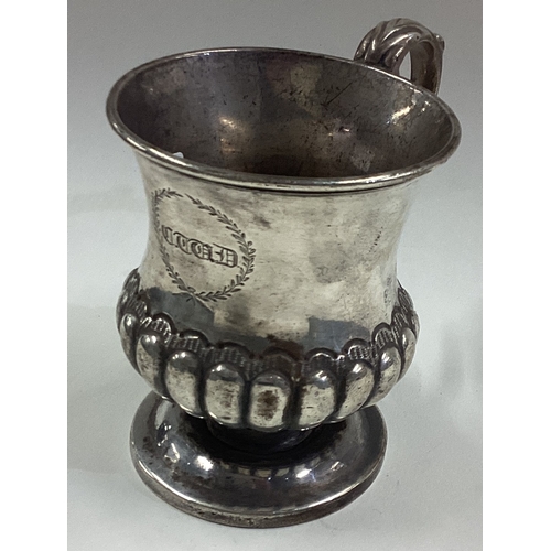 132 - A William IV silver mug of fluted design. London 1825. By JE. Approx. 125 grams. Est. £120 - £150.