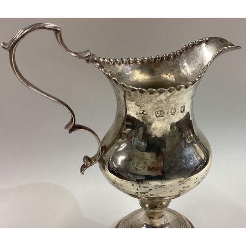 135 - An 18th Century Georgian silver cream jug. London 1784. Approx. 94 grams. Est. £80 - £120.