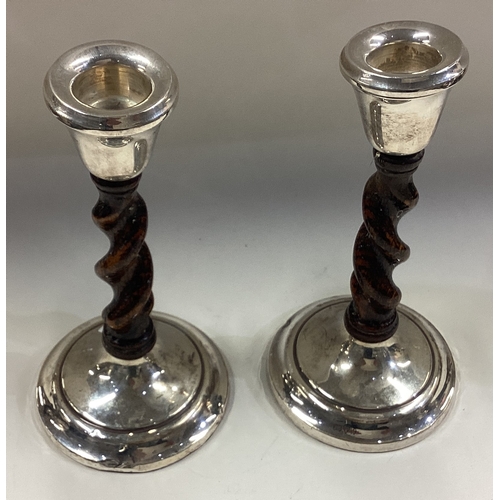 15 - CHESTER: A pair of silver mounted and wood candlesticks. 1903. Approx. 268 grams of gross weight. Es... 