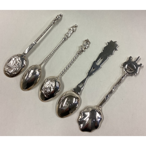 157 - A collection of five cast silver souvenir spoons. Various dates and makers. Approx. 81 grams. Est. £... 