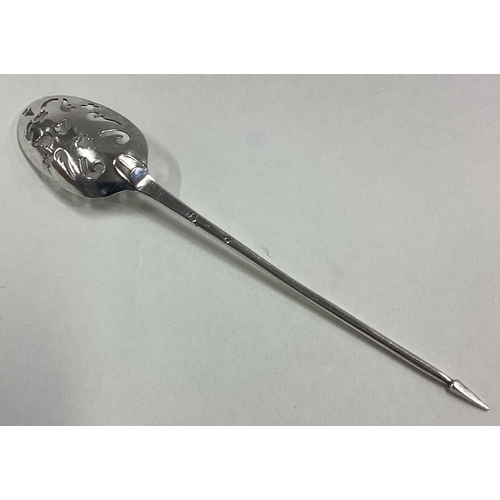 17 - An 18th Century silver mote spoon. Maker's and lion marks only. Circa 1770. Approx. 12 grams. Est. £... 