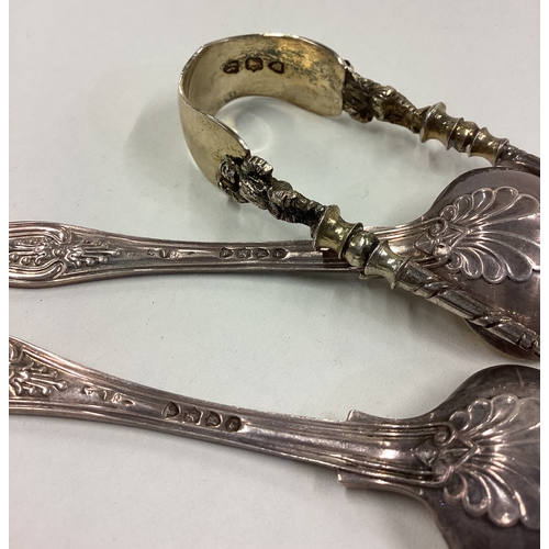 177 - A pair of silver King's pattern salt spoons together with a pair of silver Apostle topped tongs. App... 