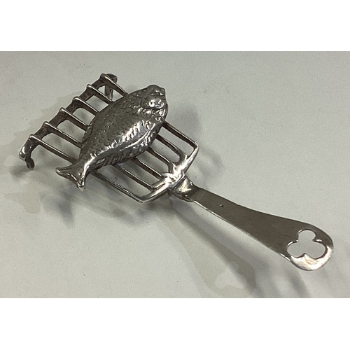 185 - An 18th Century Dutch silver table toy in the form of a fish on server. Approx. 14 grams. Est. £80 -... 