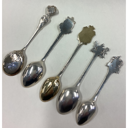 190 - A good set of five cast silver souvenir spoons. Various dates and makers. Approx. 82 grams. Est. £30... 