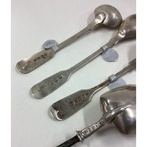 252 - A small collection of silver fiddle pattern and other salt spoons. Approx. 51 grams. Est. £20 - £30.