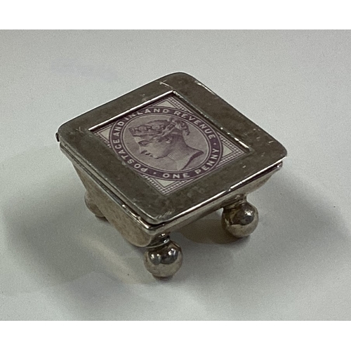 260 - A Sterling silver hinged stamp case on feet. Approx. 23 grams. Est. £30 - £40.