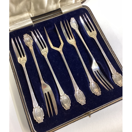 270 - A good set of silver cake forks contained within a fitted box. London. By HW. Approx. 185 grams. Est... 