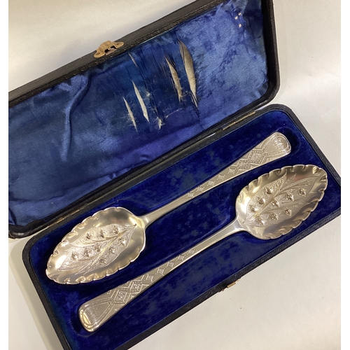 273 - EXETER: A good boxed pair of silver berry spoons with chased decoration. By SH. Approx. 70 grams. Es... 