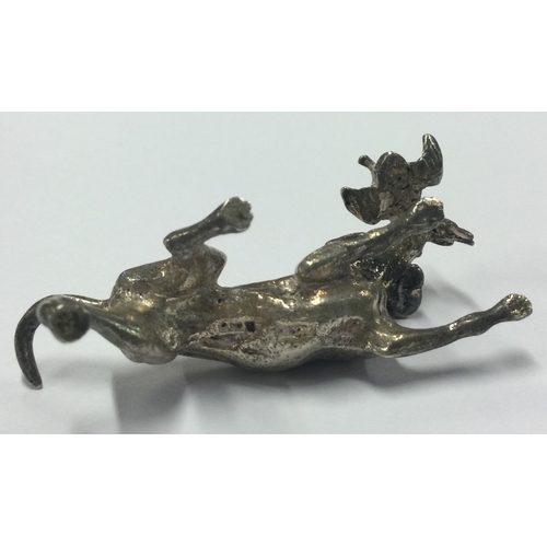 317 - OF HUNTING INTEREST: A silver figure of a dog carrying a bird. Circa 1980. Approx. 25 grams. Est. £4... 