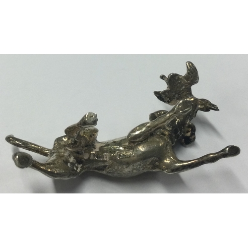 318 - OF HUNTING INTEREST: A silver figure of a dog carrying a bird. Circa 1980. Approx. 25 grams. Est. £4... 