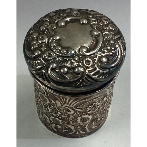 320 - A silver snuff box with lift-off cover and chased decoration. Sheffield 1896. Approx. 50 grams. Est.... 