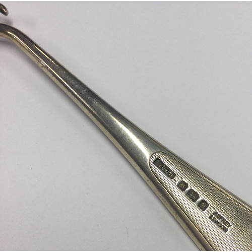 335 - ASPREY & CO: A silver combination shoe horn and hook. London 1933. Approx. 72 grams. Est. £60 - £80.