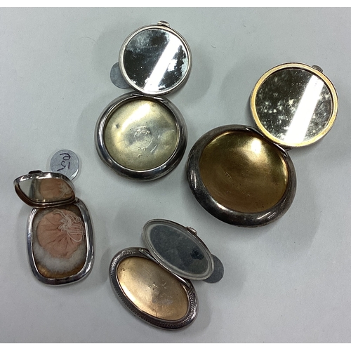 354 - A group of four oval engraved silver compacts with hinged lids. Various dates and makers. Approx. 50... 