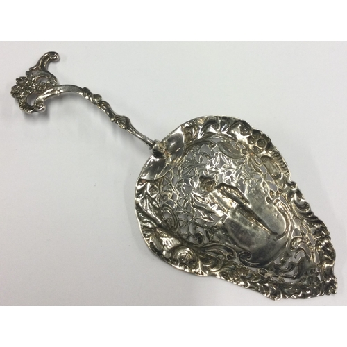 410 - A large Antique Chinoiserie silver server with pierced decoration. Approx. 72 grams. Est. £50 - £80.