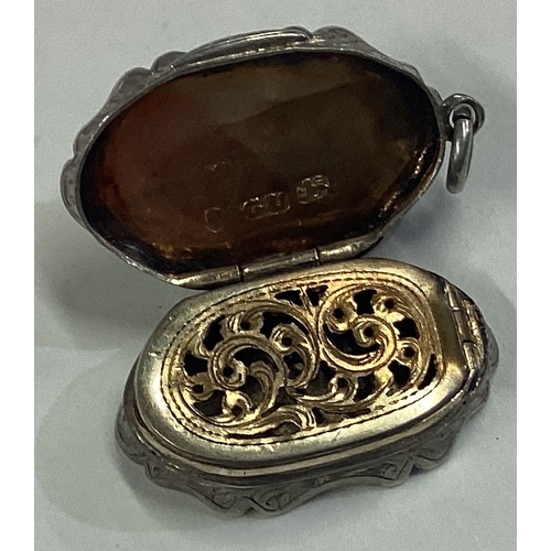 418 - A Victorian silver vinaigrette. Birmingham 1857. By George Unite. Approx. 11 grams. Est. £80 - £120.