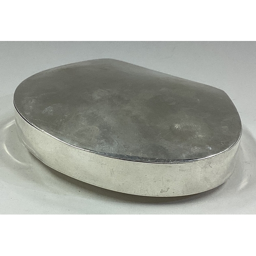 42 - A shaped plain silver snuff box. Birmingham. Approx. 114 grams. Est. £120 - £150.