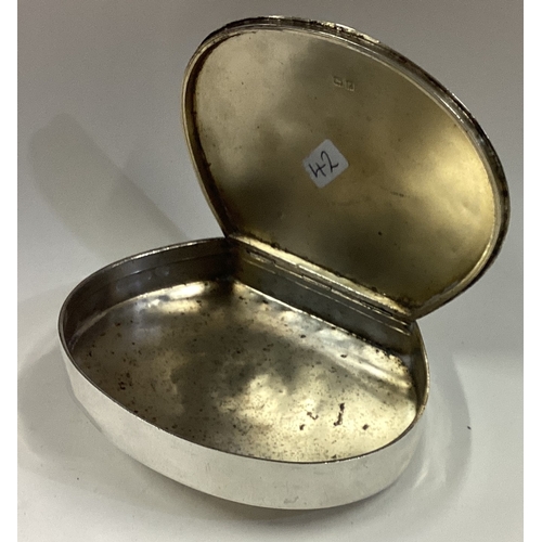 42 - A shaped plain silver snuff box. Birmingham. Approx. 114 grams. Est. £120 - £150.