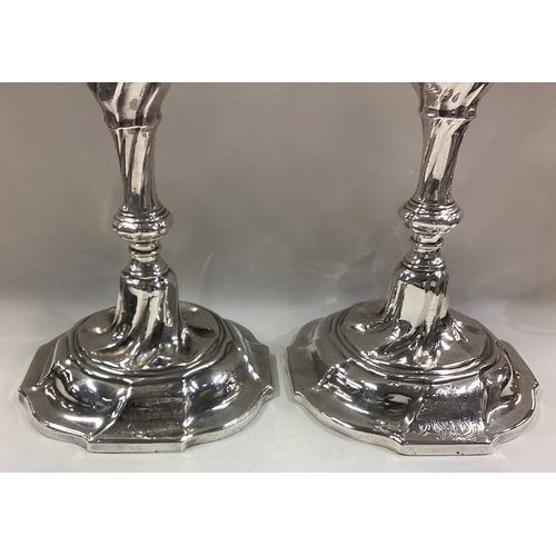 431 - A pair of George II silver candlesticks. London 1754. By Thomas Wallis II. Approx. 924 grams. Est. £... 