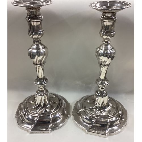 431 - A pair of George II silver candlesticks. London 1754. By Thomas Wallis II. Approx. 924 grams. Est. £... 