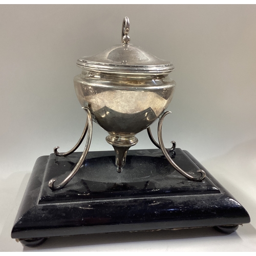 459 - A large Victorian silver inkwell on base. London 1893. Approx. 858 grams of gross weight. Est. £400 ... 