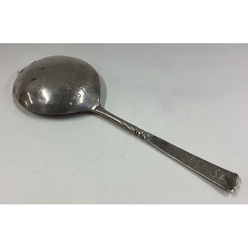 475 - An early 18th Century silver spoon. 1703. Approx. 30 grams. Est. £200 - £300.