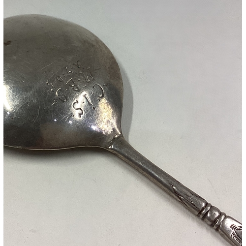 475 - An early 18th Century silver spoon. 1703. Approx. 30 grams. Est. £200 - £300.