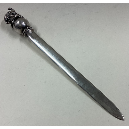 499 - GEORG JENSEN: A fine silver letter opener cast with a bird. Approx. 95 grams. Est. £300 - £400.