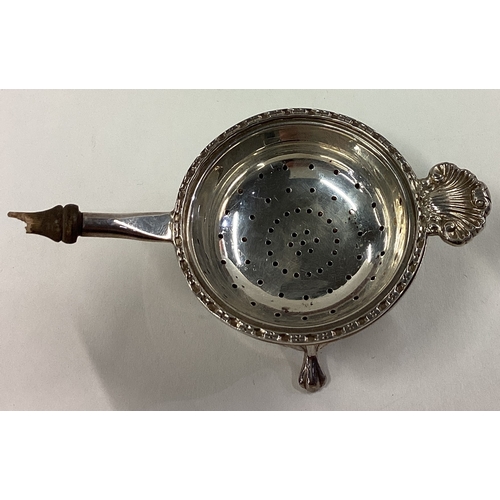 5 - A heavy modern silver tea strainer on stand. Birmingham. Approx. 91 grams. Est. £30 - £40.