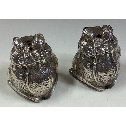 567 - A rare pair of silver peppers in the form of frogs. By Wakely & Wheeler. Approx. 170 grams. Est. £40... 