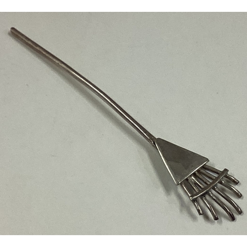 570 - A rare silver toy model of a garden rake. Approx. 4 grams. Est. £20 - £30.