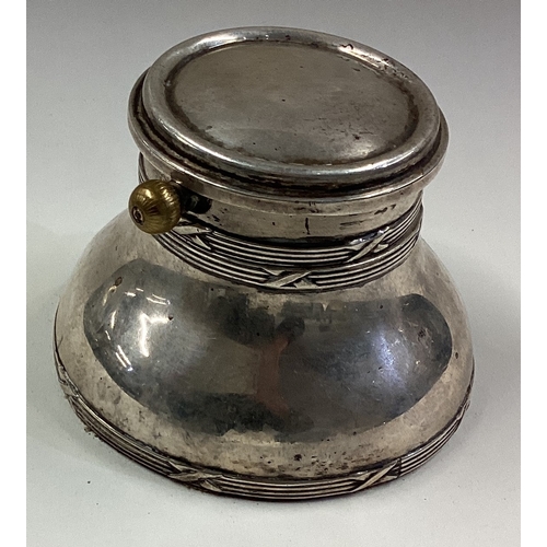 601 - A rare silver combination inkwell and clock. Birmingham 1906. By Henry Matthews. Approx. 452 grams o... 