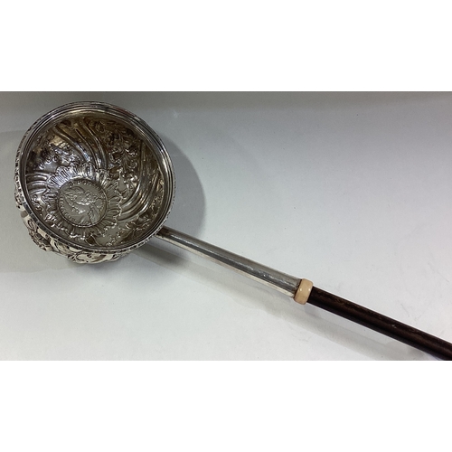 663 - A large 19th Century silver toddy ladle. Approx. 42 grams. Est. £30 - £40.