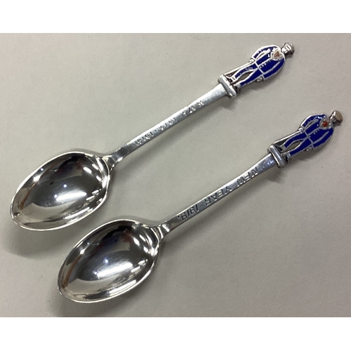 674 - A stylish pair of miniature silver and enamelled spoons. London. Approx. 20 grams. Est. £20 - £30.