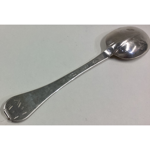 681 - An early Queen Anne silver rat tail trefid spoon. Approx. 40 grams. Est. £100 - £150.