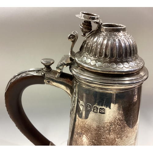 712 - A good quality Britannia Standard tapering silver chocolate pot with hinged cover. London. By WW. Ap... 