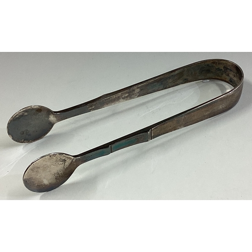 715 - A pair of Art Deco Japanese silver ice tongs. 950 Standard. Approx. 42 grams. Est. £50 - £80.