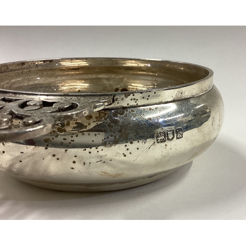 735 - A good pierced silver bleeding bowl in the Georgian style. London. Approx. 229 grams. Est. £100 - £1... 