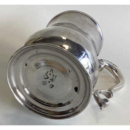 746 - A good quality Georgian silver baluster shaped mug with scroll handle. London. By SW. Approx. 249 gr... 