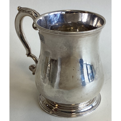 746 - A good quality Georgian silver baluster shaped mug with scroll handle. London. By SW. Approx. 249 gr... 