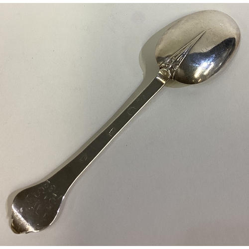 796 - A good William and Mary silver rat tail and dog nose spoon with chased decoration. London 1691. Appr... 