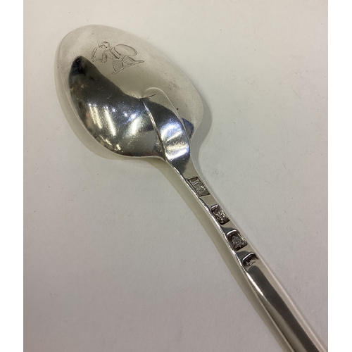 797 - A good quality Georgian silver marrow spoon with crested bowl. London 1761. By ET. Approx. 57 grams.... 