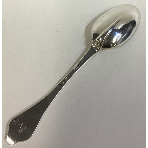 799 - An early Georgian silver rat tail and dog nose spoon. London 1709. Approx. 55 grams. Est. £100 - £15... 